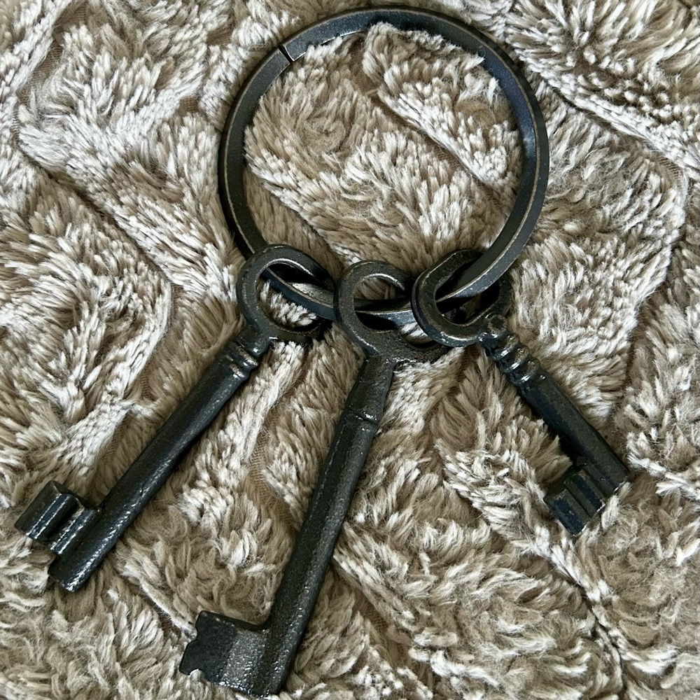 Disney Parks Pirates Of The Caribbean Metal Keys